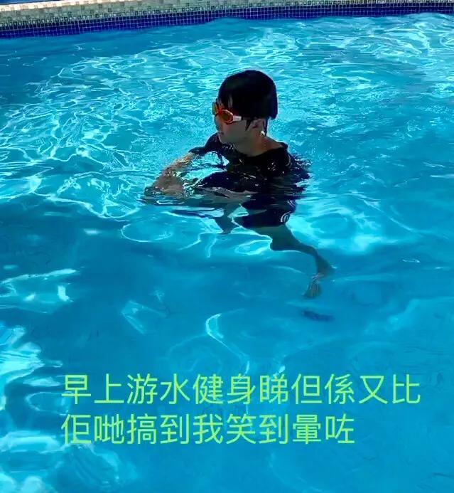 小孩游泳腹肌图片