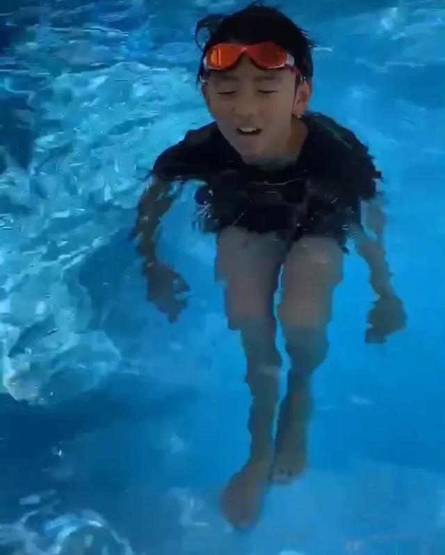 张柏芝晒俩儿子游泳健身13岁lucas练出腹肌颜值身材不输爸爸