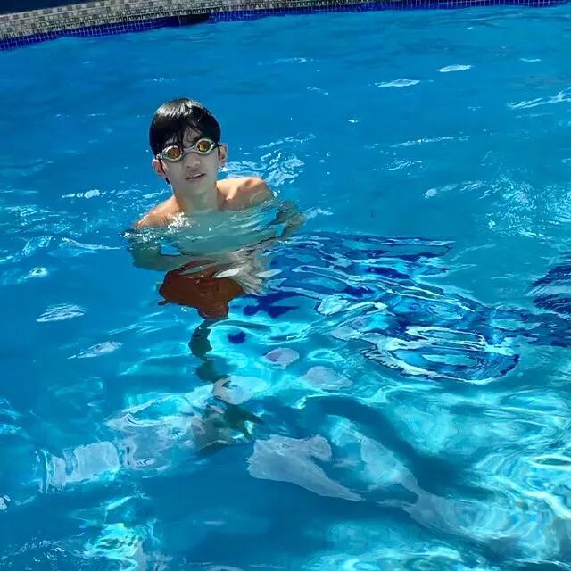 小孩游泳腹肌图片
