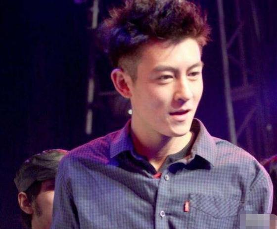 陈冠希|陈冠希近照认不出，颜值拉低满脸雀斑，越来越像赵本山？