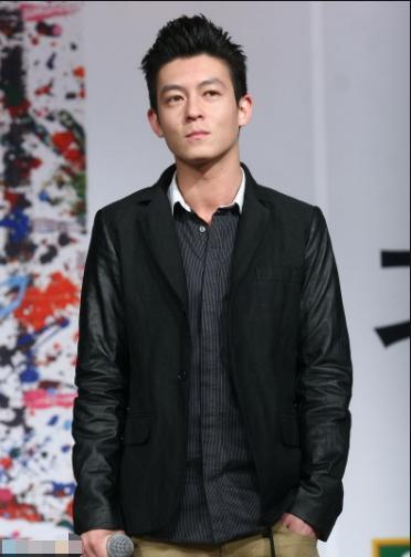 陈冠希|陈冠希近照认不出，颜值拉低满脸雀斑，越来越像赵本山？