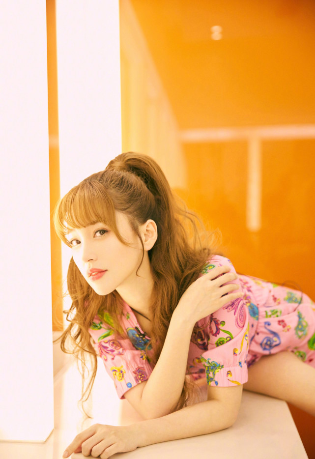 金莎37岁未婚怎么了穿粉色印花连体裤出镜配高马尾娇嫩无比