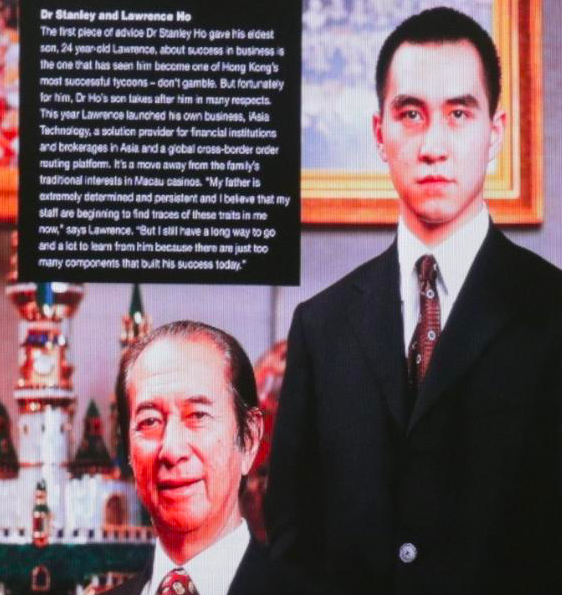 但从曝光的昔日何猷龙大学毕业的情形来看,你多少会