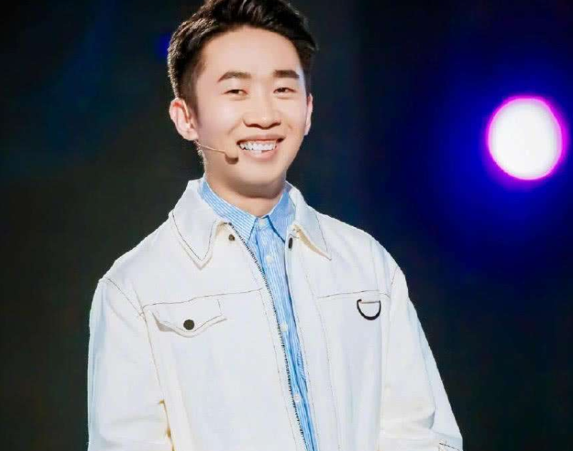 杨迪|“杨迪下跪感谢父母”登热搜榜首，周深贾玲鞠婧祎都看哭了