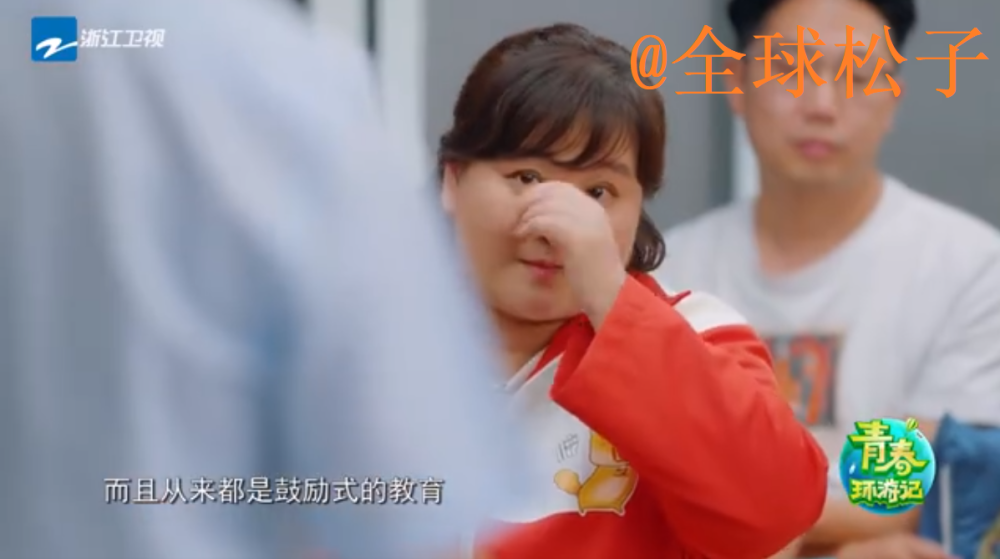 杨迪|“杨迪下跪感谢父母”登热搜榜首，周深贾玲鞠婧祎都看哭了