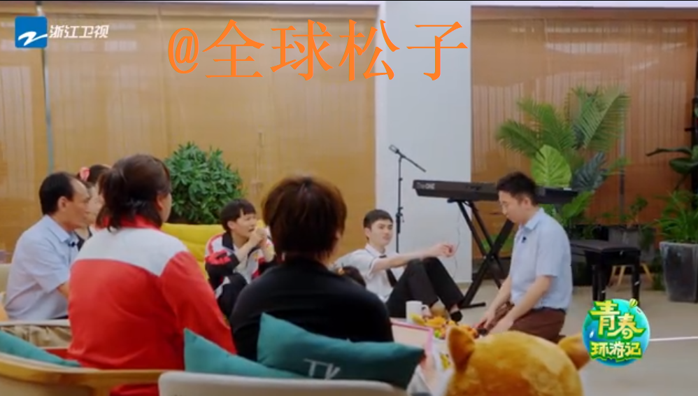 杨迪|“杨迪下跪感谢父母”登热搜榜首，周深贾玲鞠婧祎都看哭了