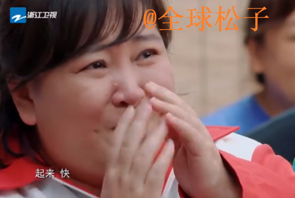 杨迪|“杨迪下跪感谢父母”登热搜榜首，周深贾玲鞠婧祎都看哭了