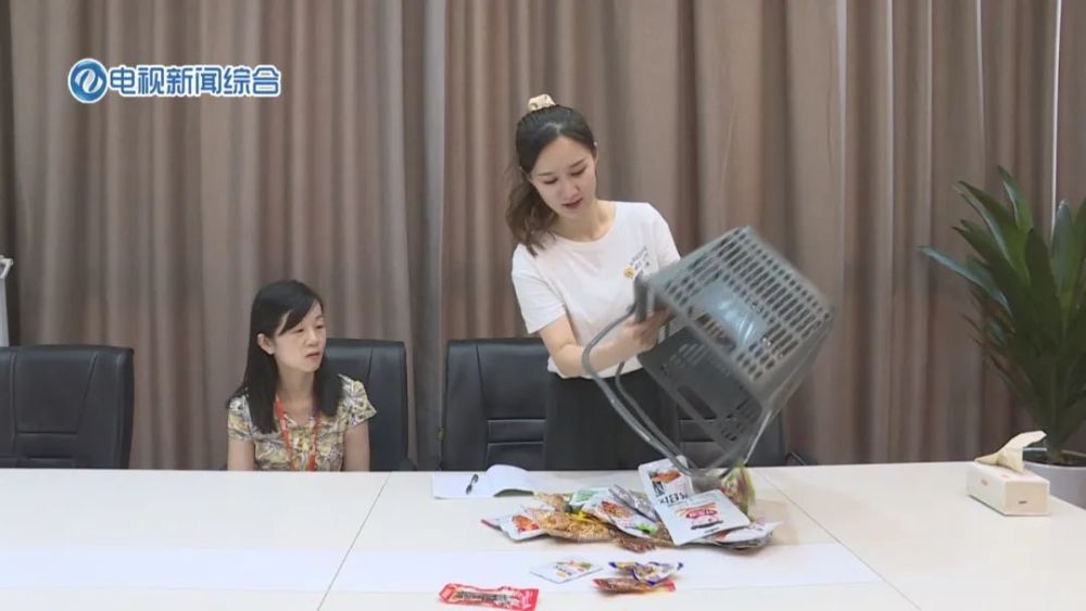 主持人笑笑上演学霸式直播选货戴永红礼包即将上架