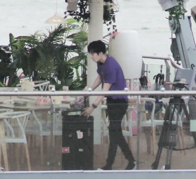 赵丽颖|刘宇宁开录中餐厅4，我却关注身旁的赵丽颖，背心造型活力满满