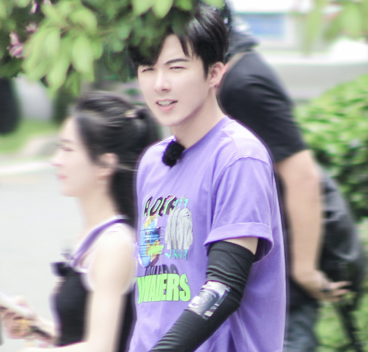 赵丽颖|刘宇宁开录中餐厅4，我却关注身旁的赵丽颖，背心造型活力满满