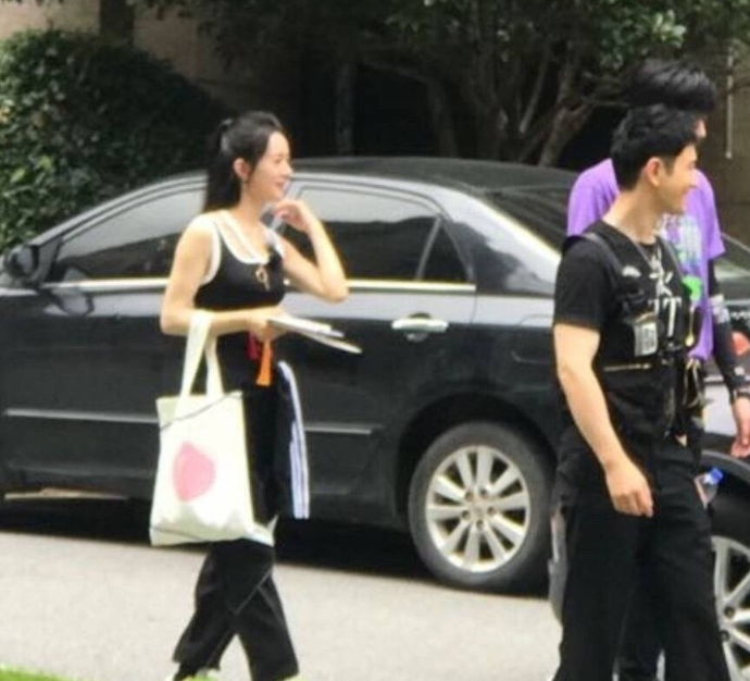 赵丽颖|刘宇宁开录中餐厅4，我却关注身旁的赵丽颖，背心造型活力满满