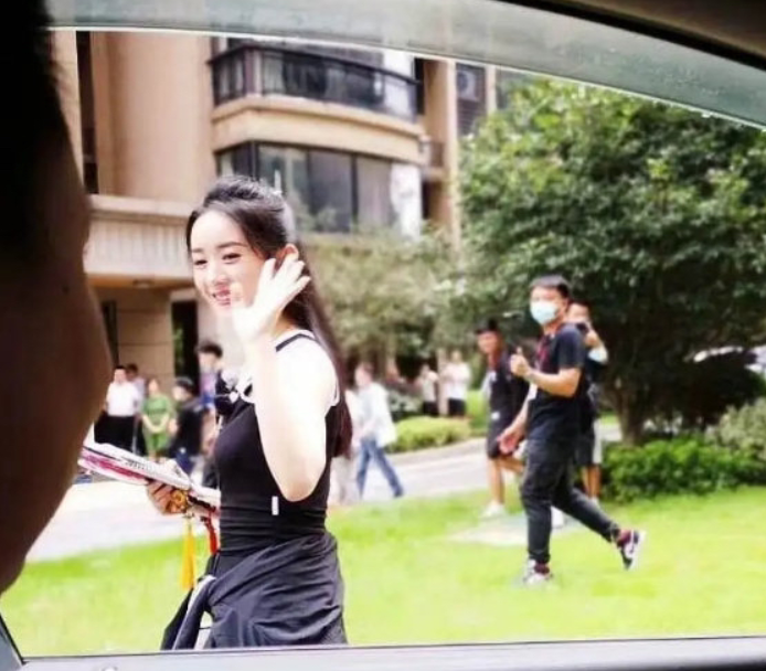 赵丽颖|刘宇宁开录中餐厅4，我却关注身旁的赵丽颖，背心造型活力满满