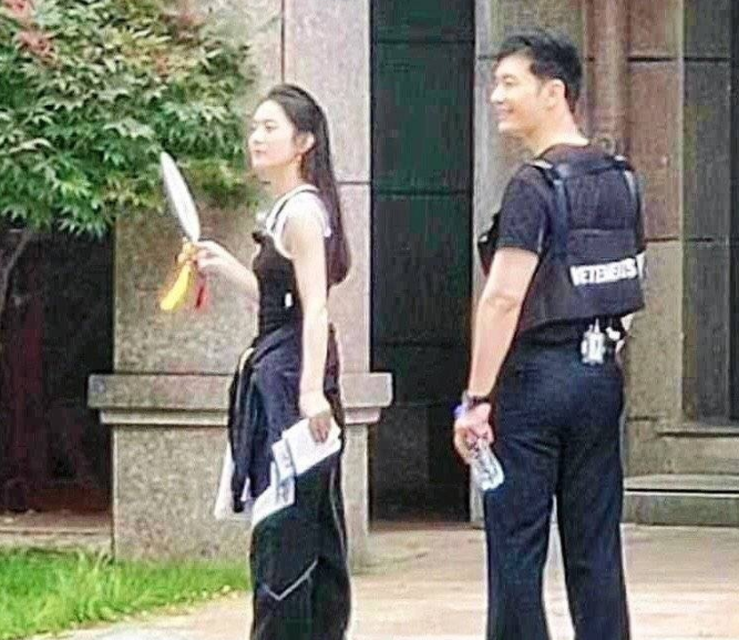 赵丽颖|刘宇宁开录中餐厅4，我却关注身旁的赵丽颖，背心造型活力满满