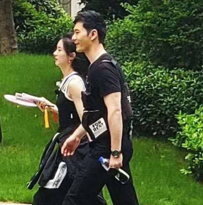 赵丽颖|刘宇宁开录中餐厅4，我却关注身旁的赵丽颖，背心造型活力满满