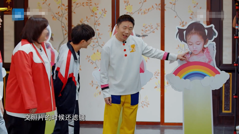 鞠婧祎|鞠婧祎太做作被杨迪吐槽，童年照还要P图加滤镜！当场戳穿好尴尬