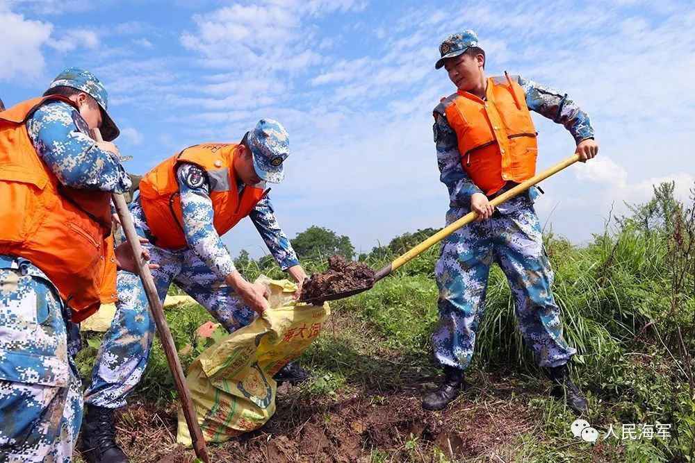 堤坝告急,海军官兵奋战抗洪一线_腾讯新闻