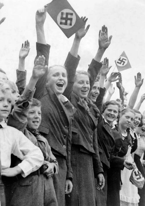 图片说明:苏台德地区欢迎德军的德裔居民,这是极端民族主义的胜利