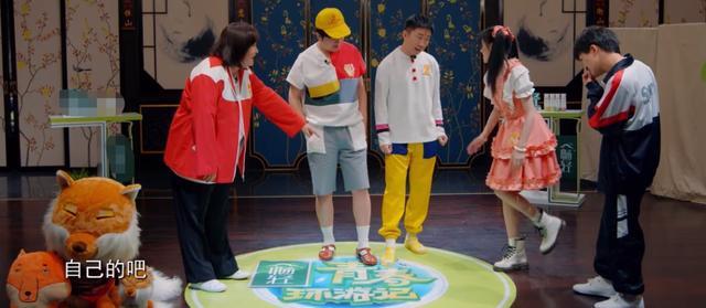 鞠婧祎|鞠婧祎又被吐槽！换鞋还藏小心机，童年照加滤镜杨迪都看不下去了