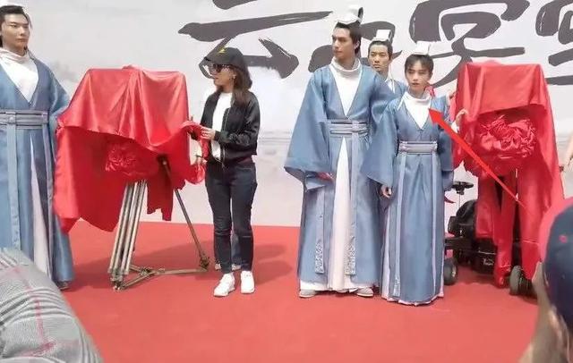 鞠婧祎|鞠婧祎又被吐槽！换鞋还藏小心机，童年照加滤镜杨迪都看不下去了