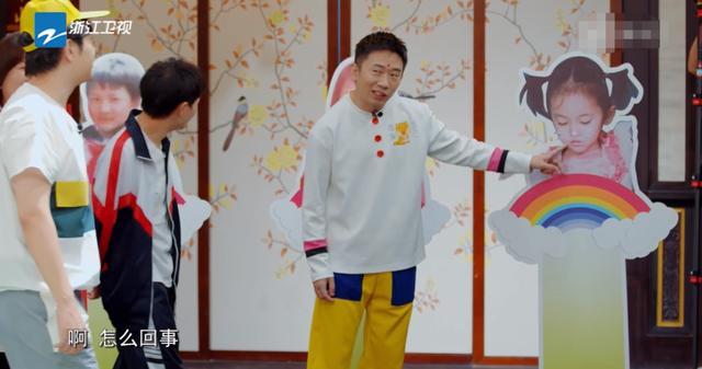 鞠婧祎|鞠婧祎又被吐槽！换鞋还藏小心机，童年照加滤镜杨迪都看不下去了