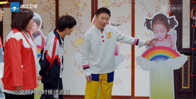 鞠婧祎|鞠婧祎又被吐槽！换鞋还藏小心机，童年照加滤镜杨迪都看不下去了