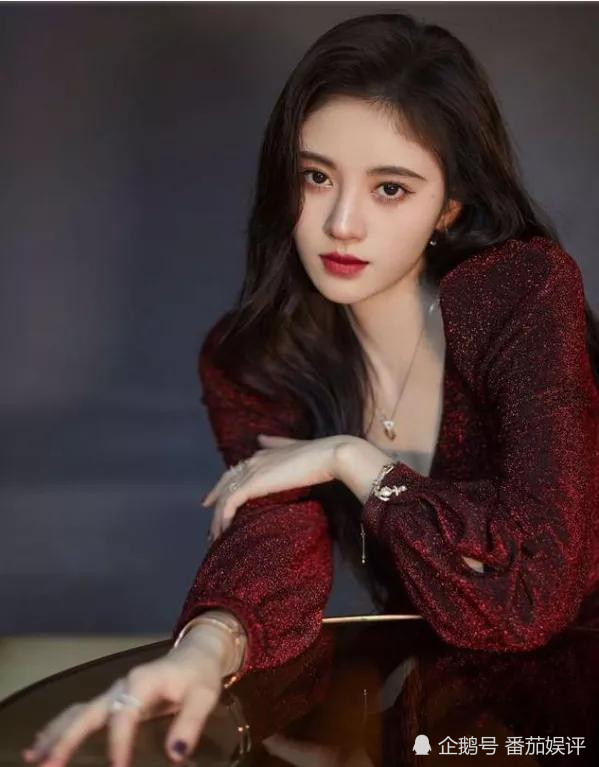 鞠婧祎|鞠婧祎又被吐槽！换鞋还藏小心机，童年照加滤镜杨迪都看不下去了