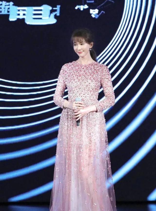 林志玲|大型下乡土味现场，林志玲肿柯震东星相全无，台北电影节红毯土爆