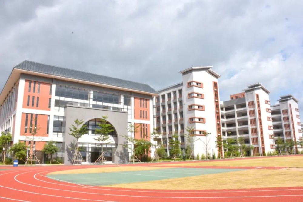 "佛山市党代表,狮山镇颜峰小学校长黄瑞荘表示,实施基础教育提升工程