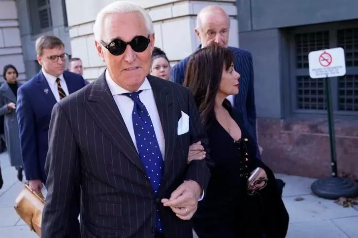 特朗普|特朗普又酿成大风暴！为亲信减刑到不用服刑，全美舆论都炸了！