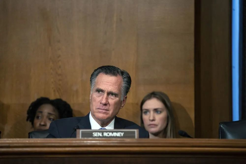 特朗普|特朗普又酿成大风暴！为亲信减刑到不用服刑，全美舆论都炸了！