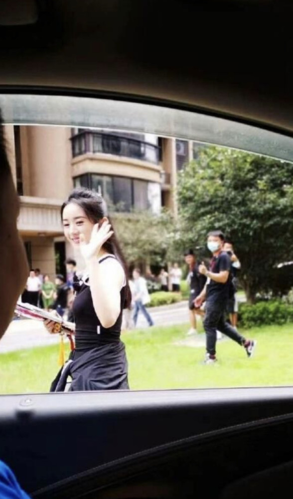赵丽颖|赵丽颖穿无袖连衣裙秀肌肉，线条流畅显健康美，网友：最美辣妈