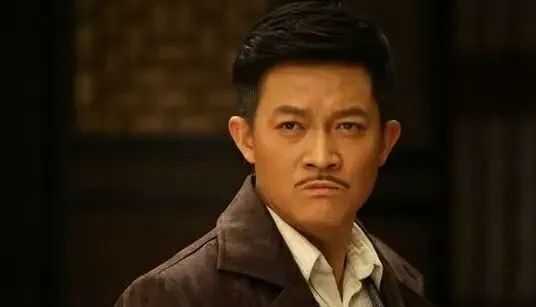 妻管严|他演了16年硬汉，却是娱乐圈出名的妻管严，演吻戏要汇报