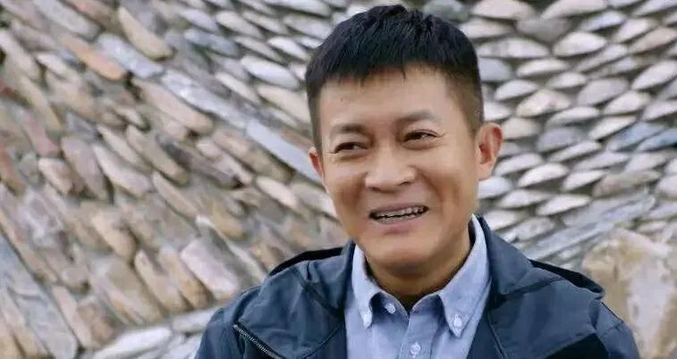 妻管严|他演了16年硬汉，却是娱乐圈出名的妻管严，演吻戏要汇报
