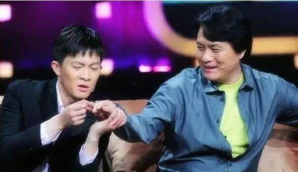 妻管严|他演了16年硬汉，却是娱乐圈出名的妻管严，演吻戏要汇报