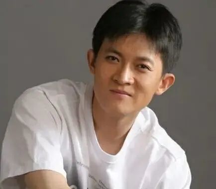 妻管严|他演了16年硬汉，却是娱乐圈出名的妻管严，演吻戏要汇报