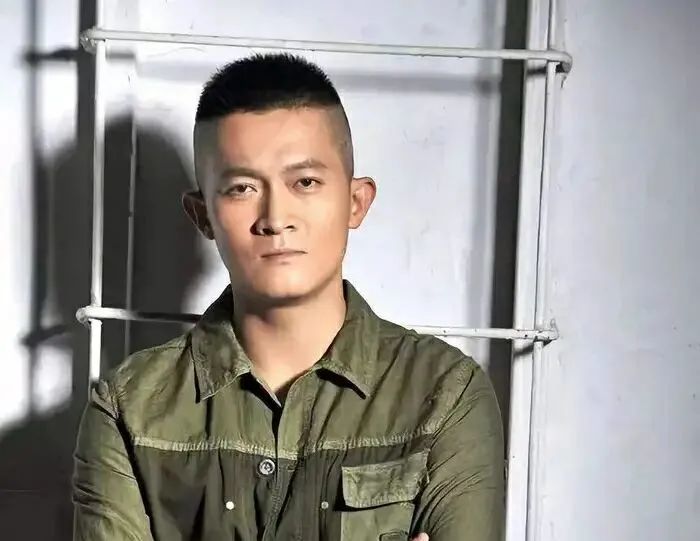 妻管严|他演了16年硬汉，却是娱乐圈出名的妻管严，演吻戏要汇报