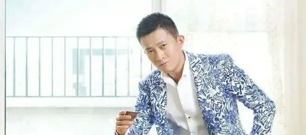 妻管严|他演了16年硬汉，却是娱乐圈出名的妻管严，演吻戏要汇报