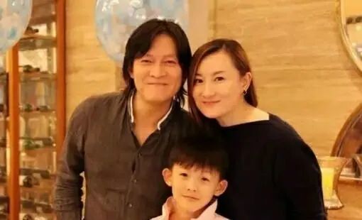 妻管严|他演了16年硬汉，却是娱乐圈出名的妻管严，演吻戏要汇报