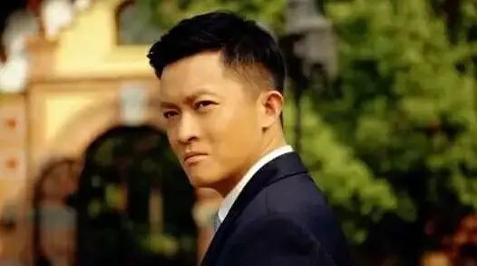 妻管严|他演了16年硬汉，却是娱乐圈出名的妻管严，演吻戏要汇报