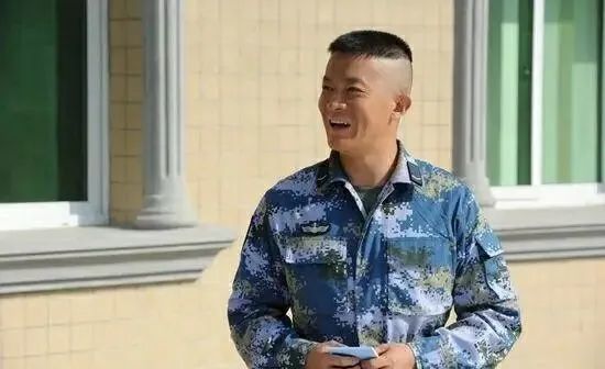 妻管严|他演了16年硬汉，却是娱乐圈出名的妻管严，演吻戏要汇报