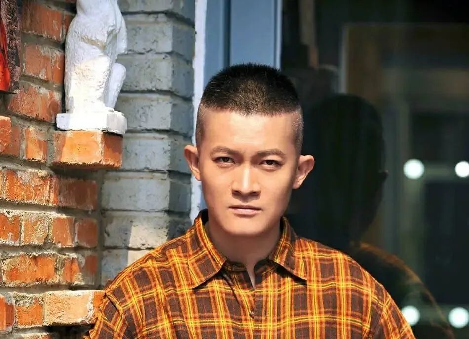 妻管严|他演了16年硬汉，却是娱乐圈出名的妻管严，演吻戏要汇报