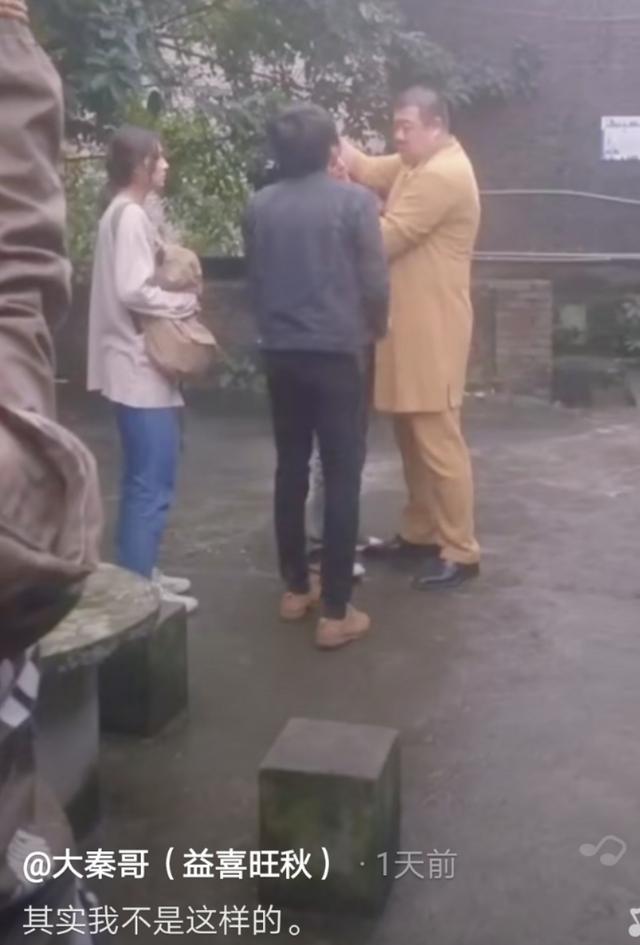 大秦哥|著名男演员如今沦落到养猪？戏红人不红太可悲，直接进猪圈掰玉米
