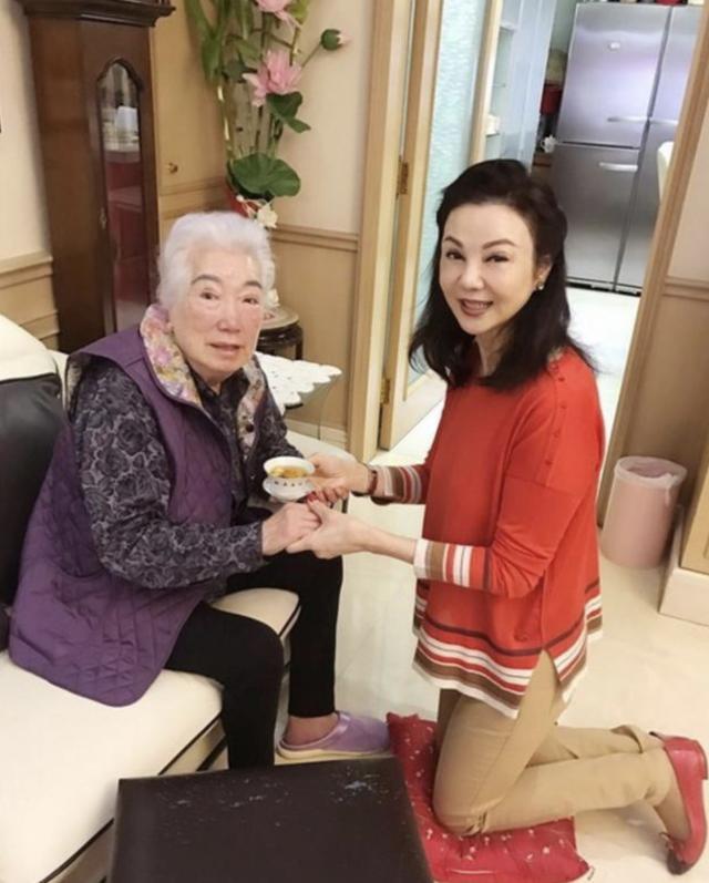 林建岳|林建岳龙凤胎办豪华派对庆30岁生日，全家合照前妻站中间地位超然