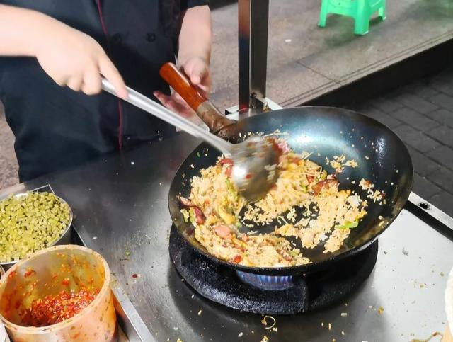 五星级酒店大厨摆地摊重庆超好吃的地摊炒饭味道香浓太安逸