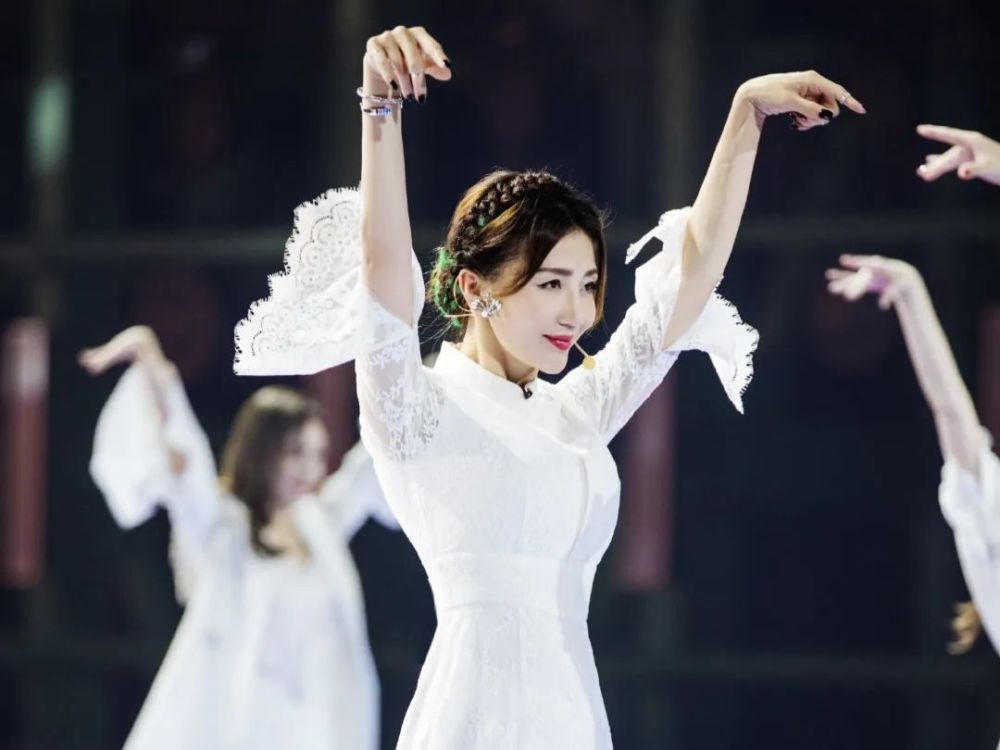 乘风破浪的姐姐|被爆插足、出轨，三段恋情均以失败告终，还被公司当成了摇钱树？