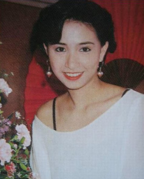 冻龄港姐吴婉芳名不虚传26岁被雪藏后嫁豪门50岁陷丧夫之痛