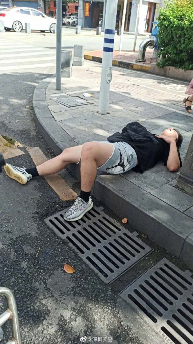 醉酒后走路回家半路睡着是个什么体验今天铁骑小哥哥就遇到了一宗