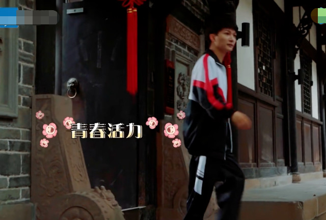 鞠婧祎|大家都换上小时候的鞋子，就鞠婧祎特殊，看到她穿的啥：偶像包袱重