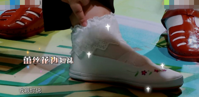 鞠婧祎|大家都换上小时候的鞋子，就鞠婧祎特殊，看到她穿的啥：偶像包袱重