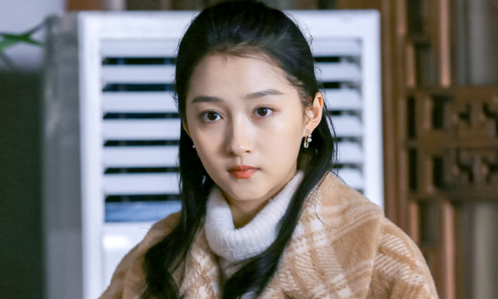 最近,关晓彤和吴磊主演的电视剧《什刹海》终于上映,剧中有多名老戏骨